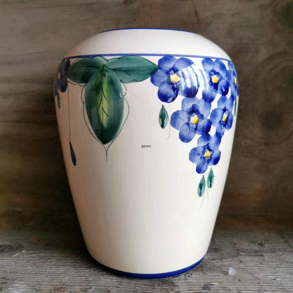 Vase, weiß mit blauer Blume