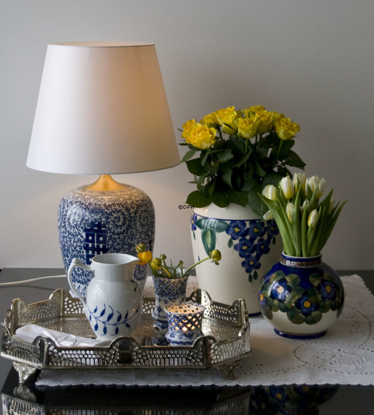 Vase, weiß mit blauer Blume