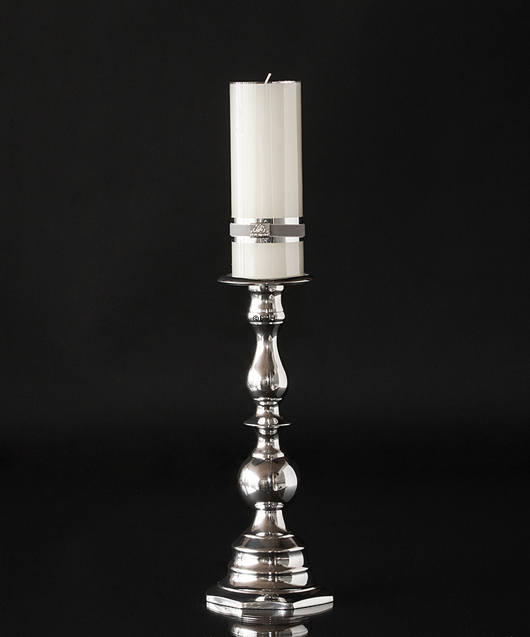 Leuchter aus Aluminium mit runden Formen.