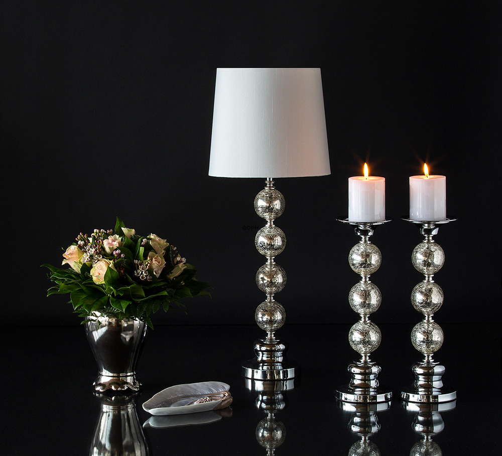 Kerzenständer mit Kugeln in knisterndem Glas