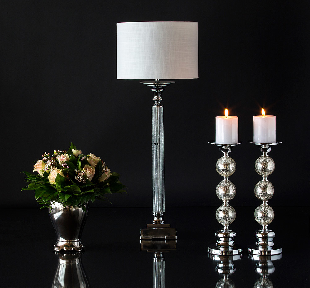 Kerzenständer mit Kugeln in knisterndem Glas
