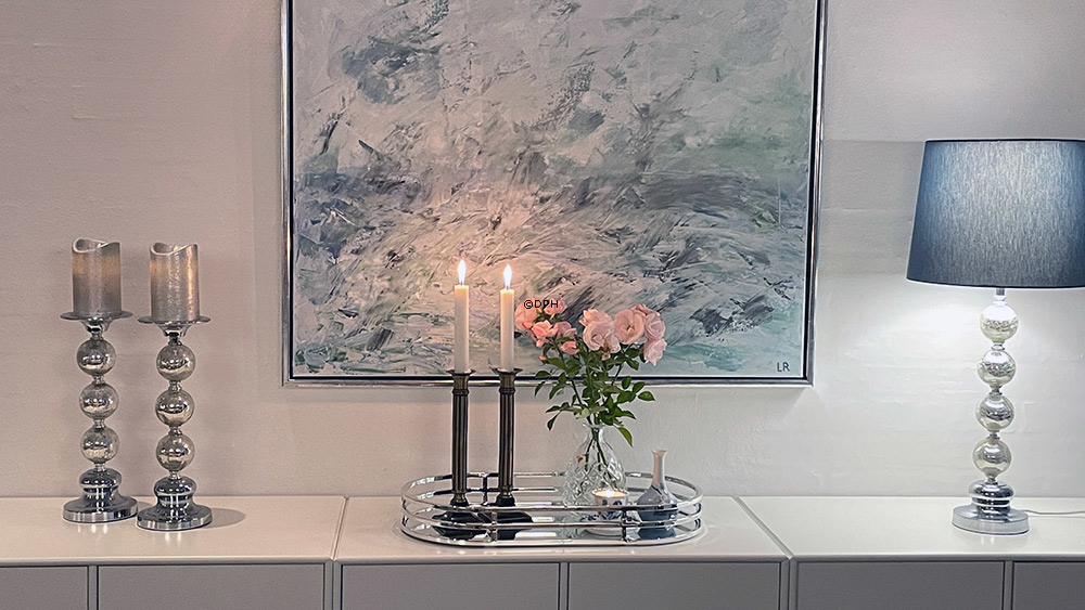 Kerzenständer mit Kugeln in knisterndem Glas