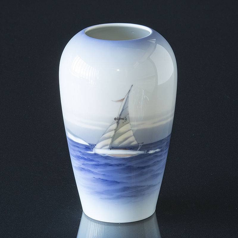 Vase mit Segelboot