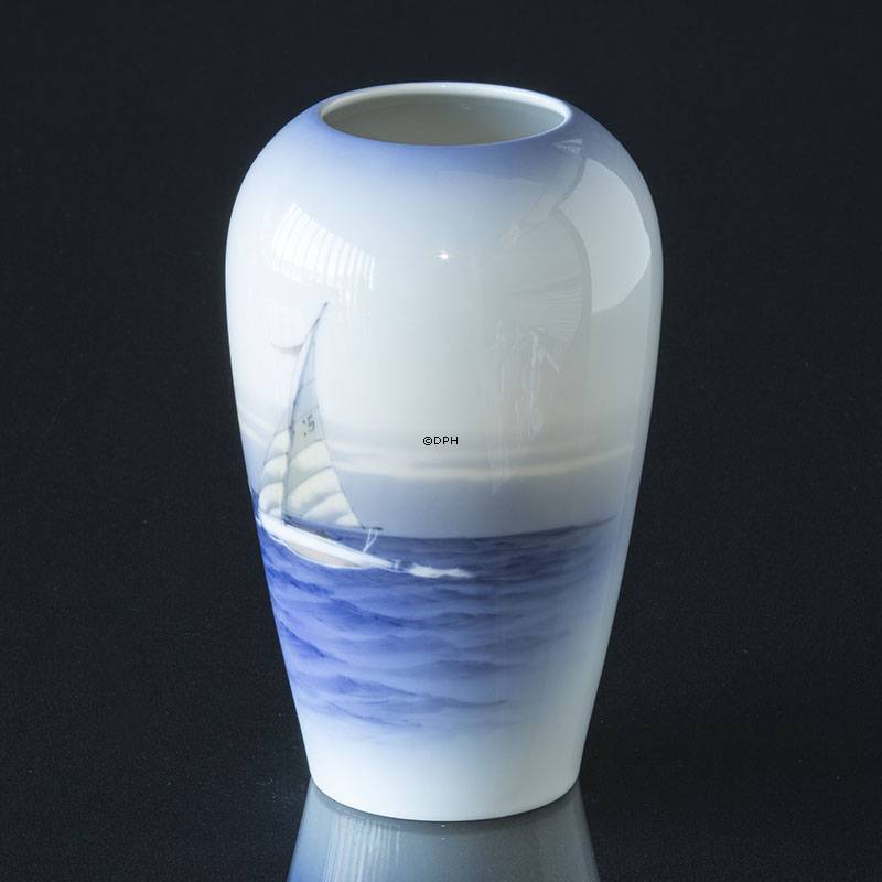 Vase mit Segelboot