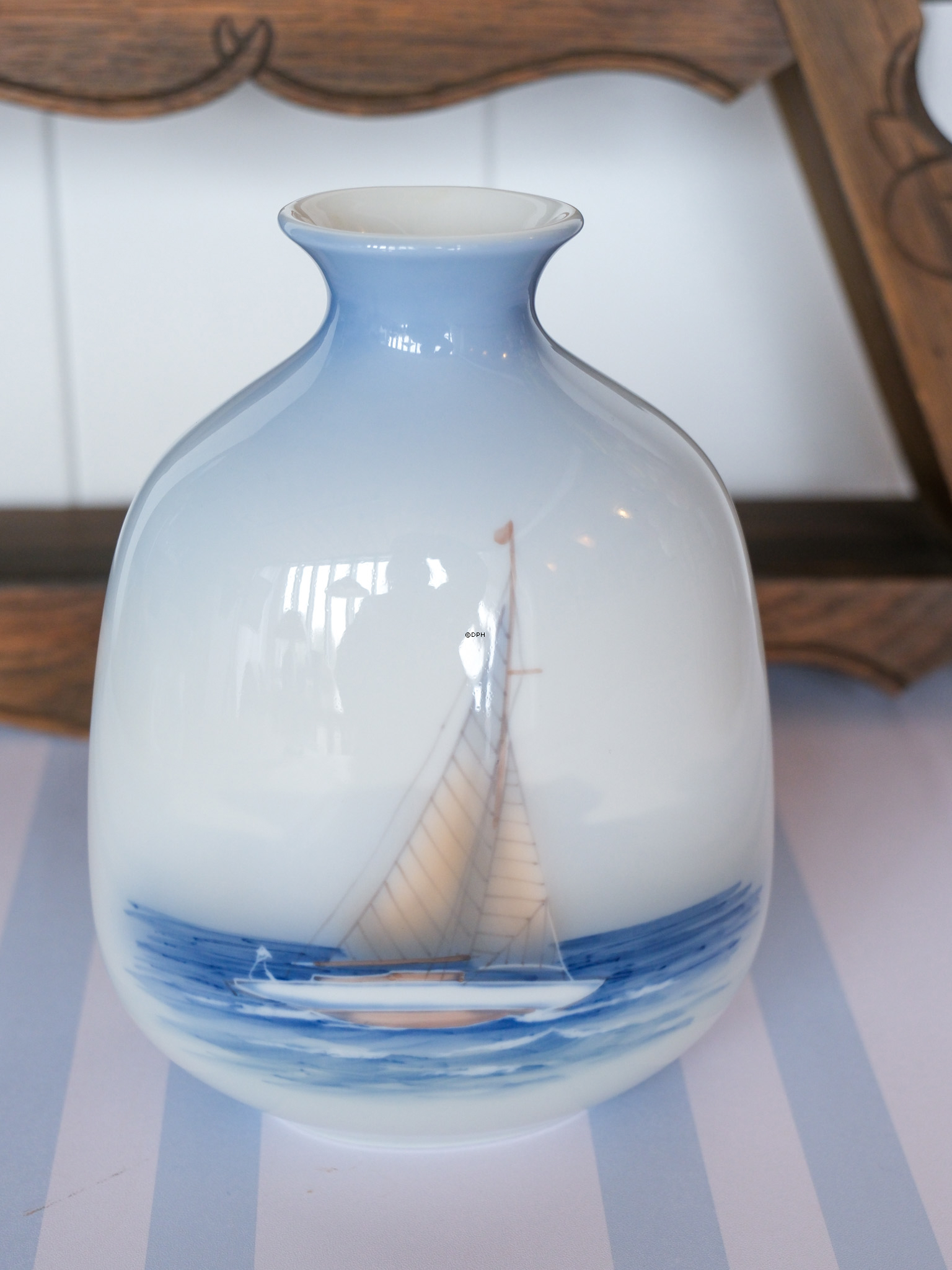 Vase mit Segelboot