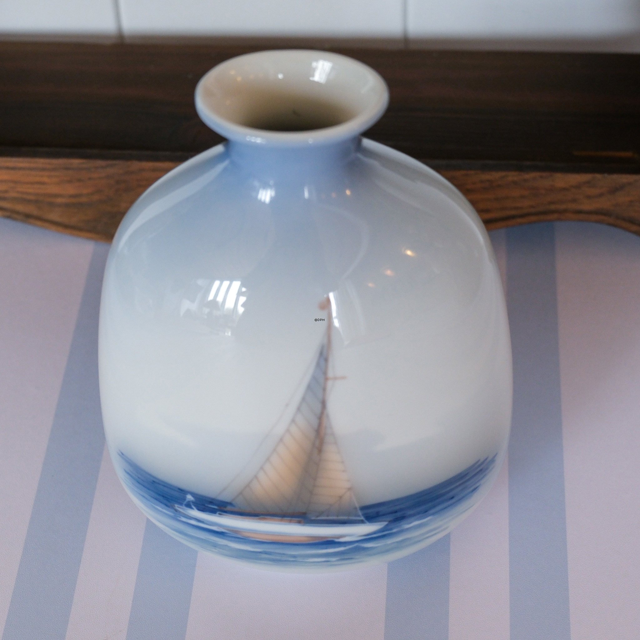 Vase mit Segelboot