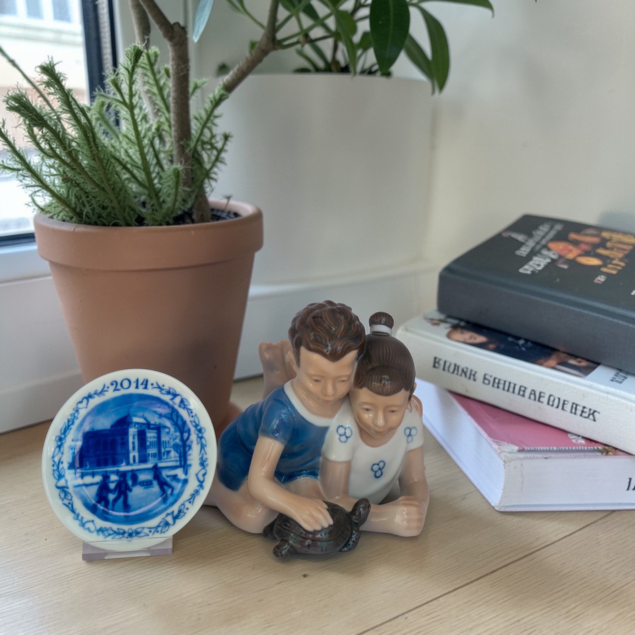 Lngby Figur Nr. 4 mit einem Maedchen und einem Jungen mit einer Schildkroete