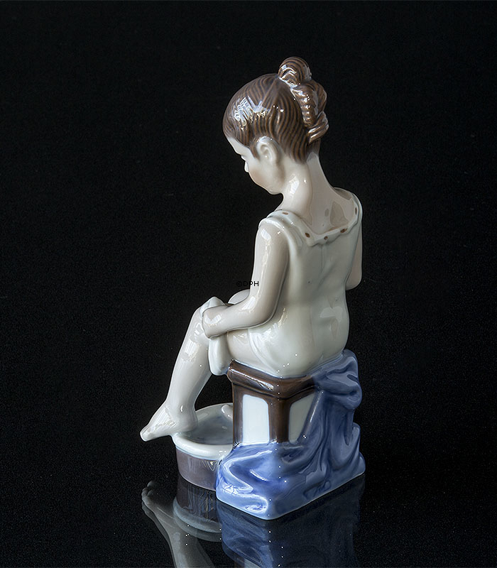 Mädchen nimmt ein Bad, Lyngby Figur Nr. 5