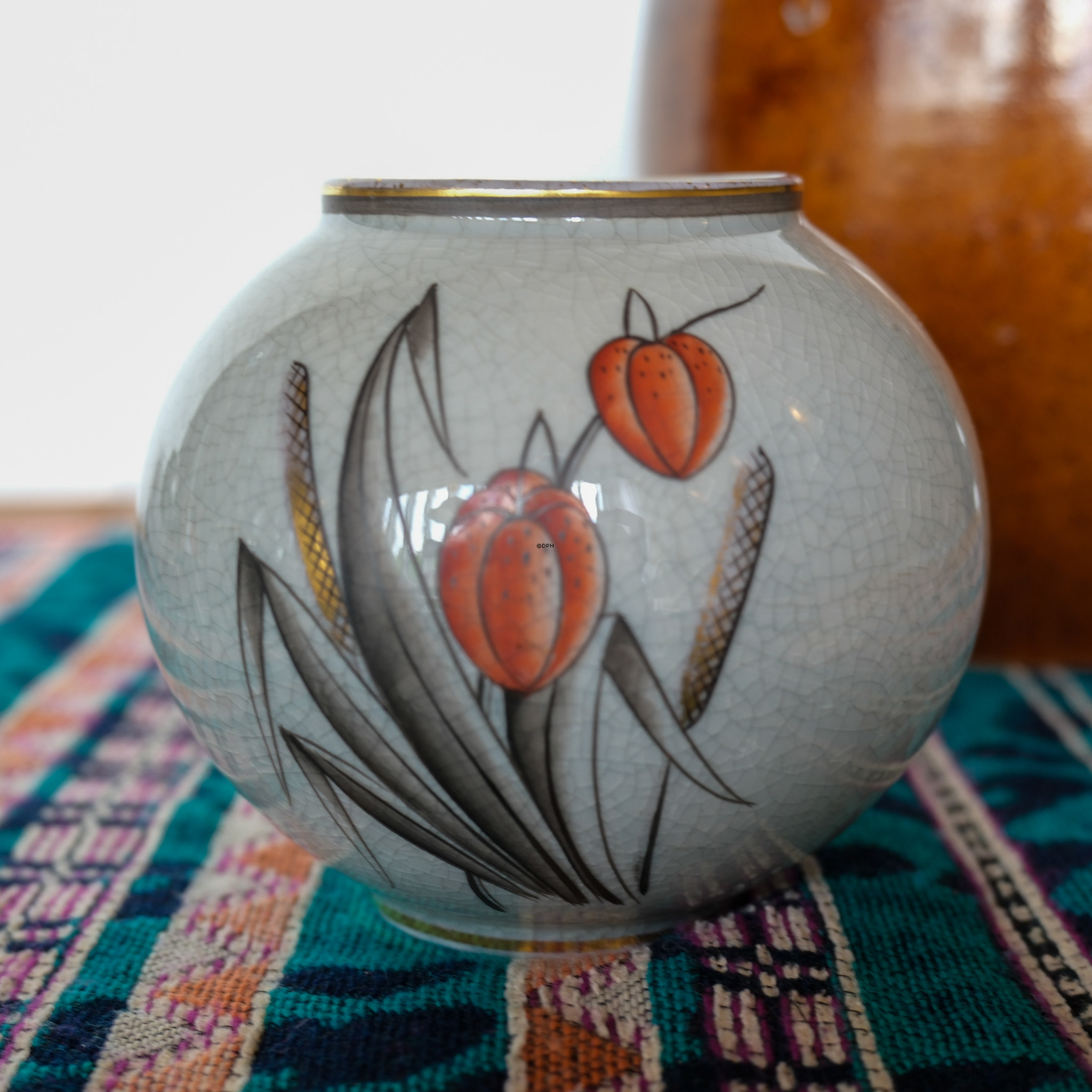 Lyngby craquelé Vase mit orangefarbener Blume, Nr. 72-2-3018