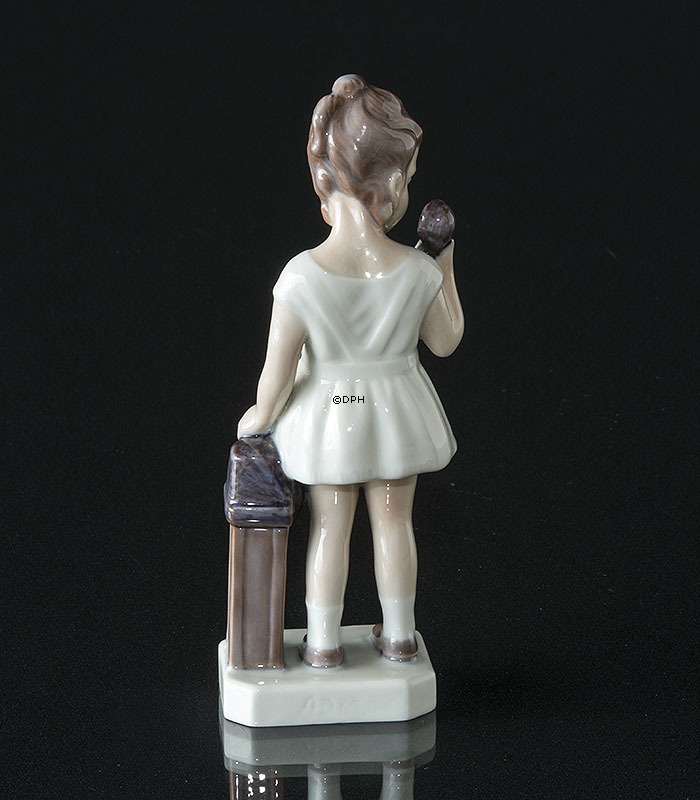 Mädchen mit Telefon, Lyngby Figur Nr. 73