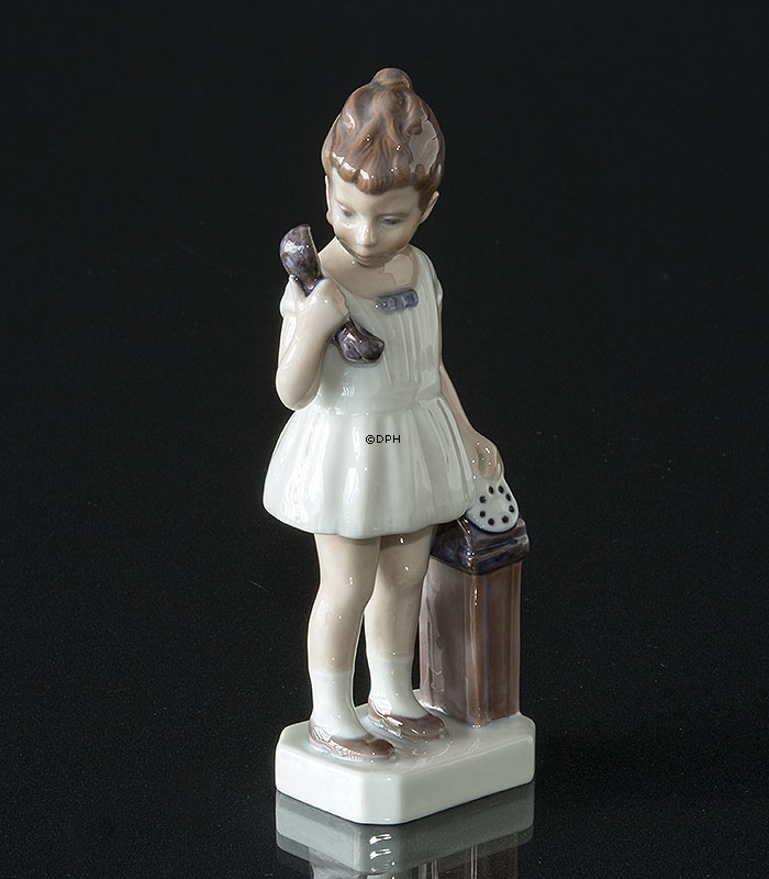 Mädchen mit Telefon, Lyngby Figur Nr. 73