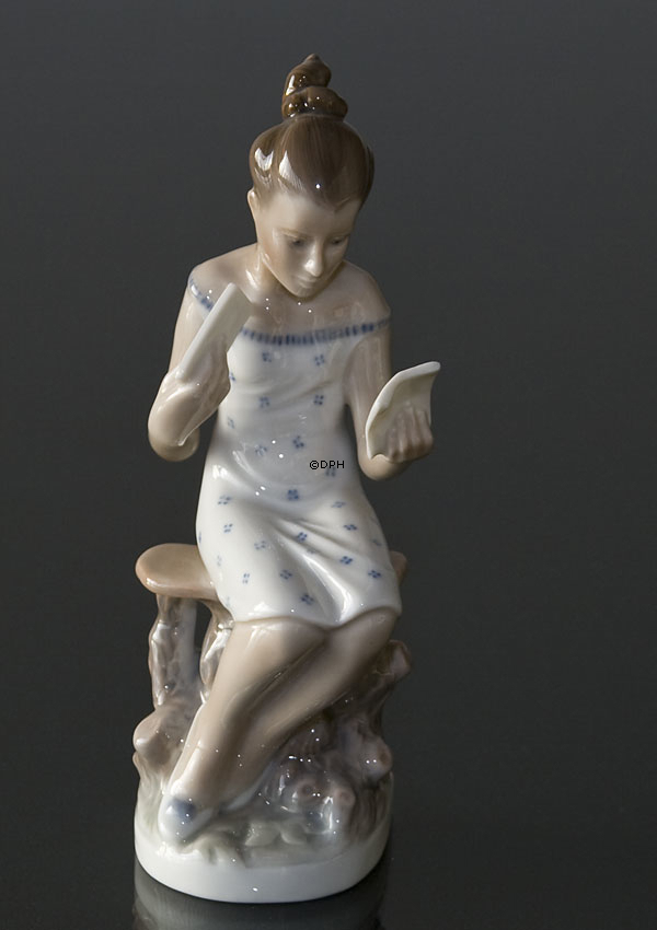 Lyngby Porcelæn Figur Nr. 82 Mädchenträume sitzendes Mädchen mit Brief