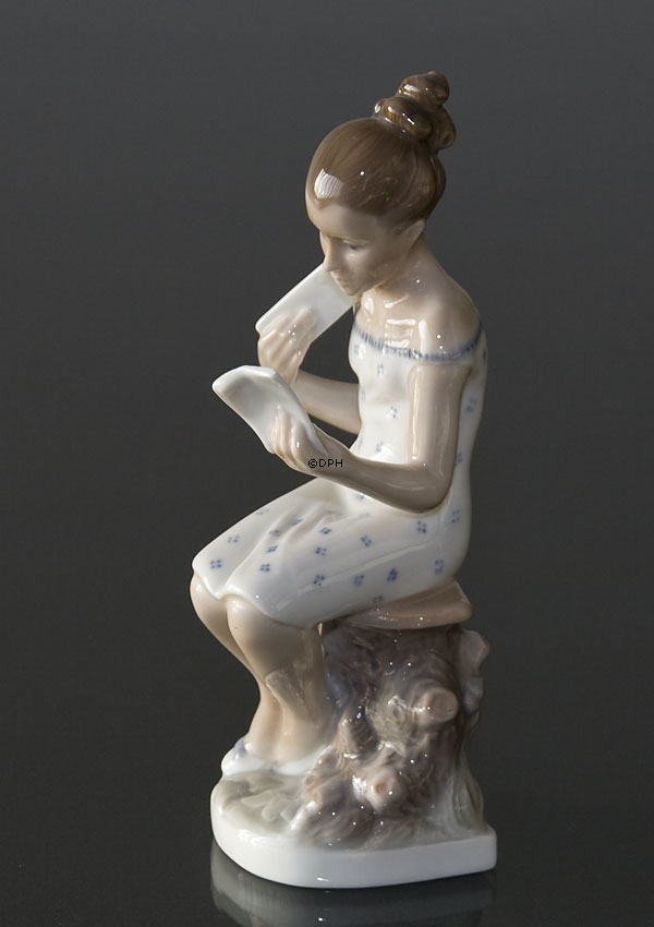 Lyngby Porcelæn Figur Nr. 82 Mädchenträume sitzendes Mädchen mit Brief