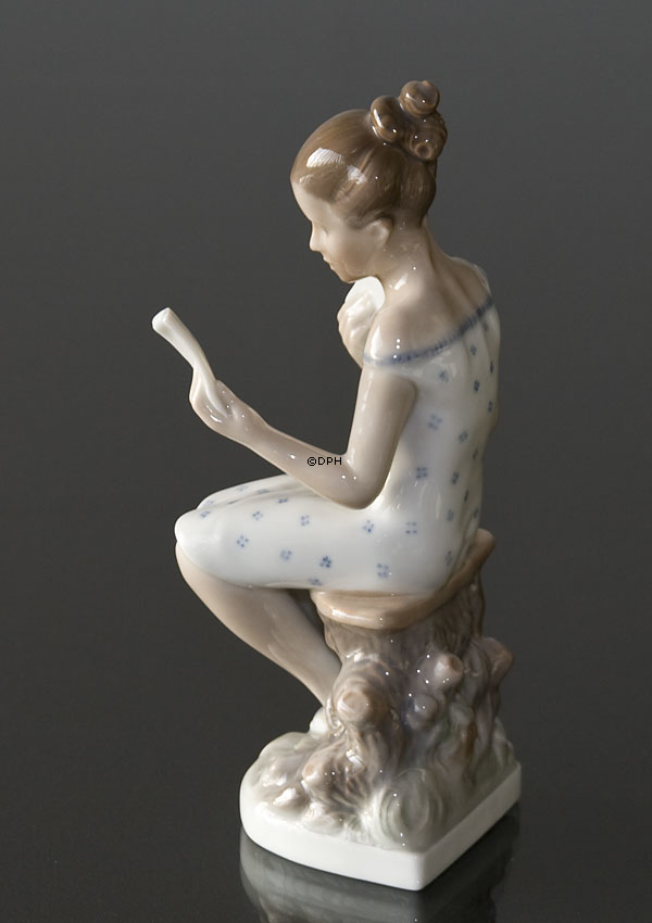 Lyngby Porcelæn Figur Nr. 82 Mädchenträume sitzendes Mädchen mit Brief