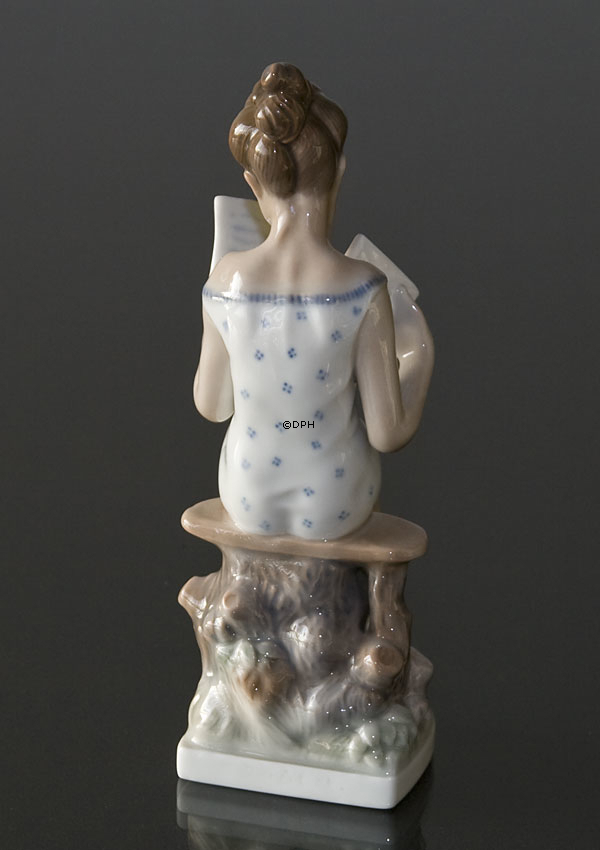 Lyngby Porcelæn Figur Nr. 82 Mädchenträume sitzendes Mädchen mit Brief
