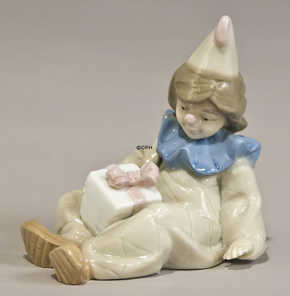 Clown begabt mit seinem feinen kleinen Geschenk