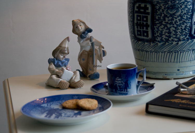 Clown begabt mit seinem feinen kleinen Geschenk