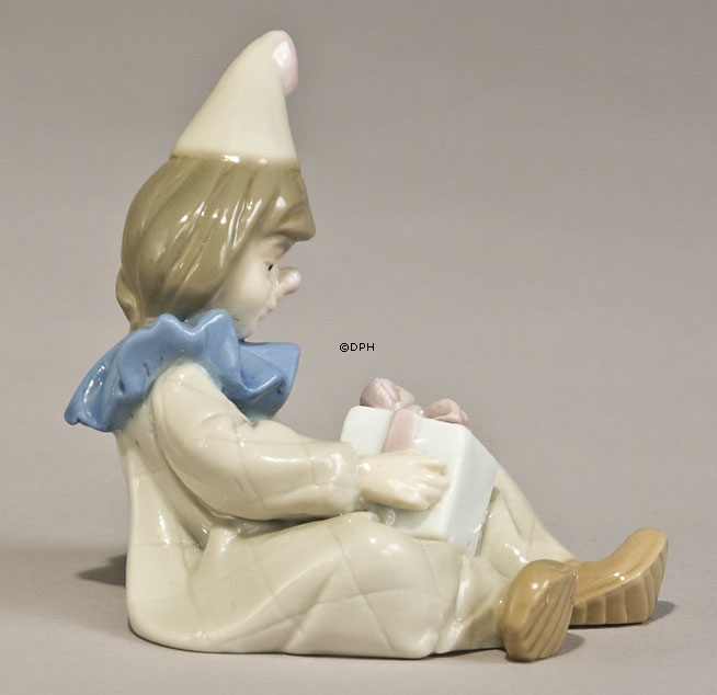 Clown begabt mit seinem feinen kleinen Geschenk