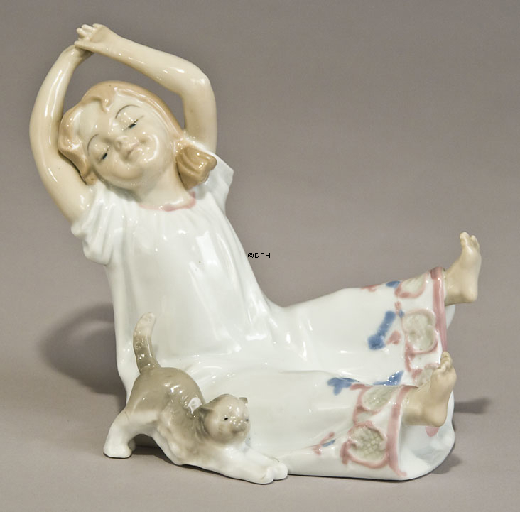 Mädchen mit Kätzchen, die zusammen ausdehnt