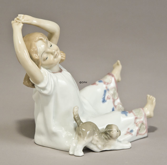 Mädchen mit Kätzchen, die zusammen ausdehnt