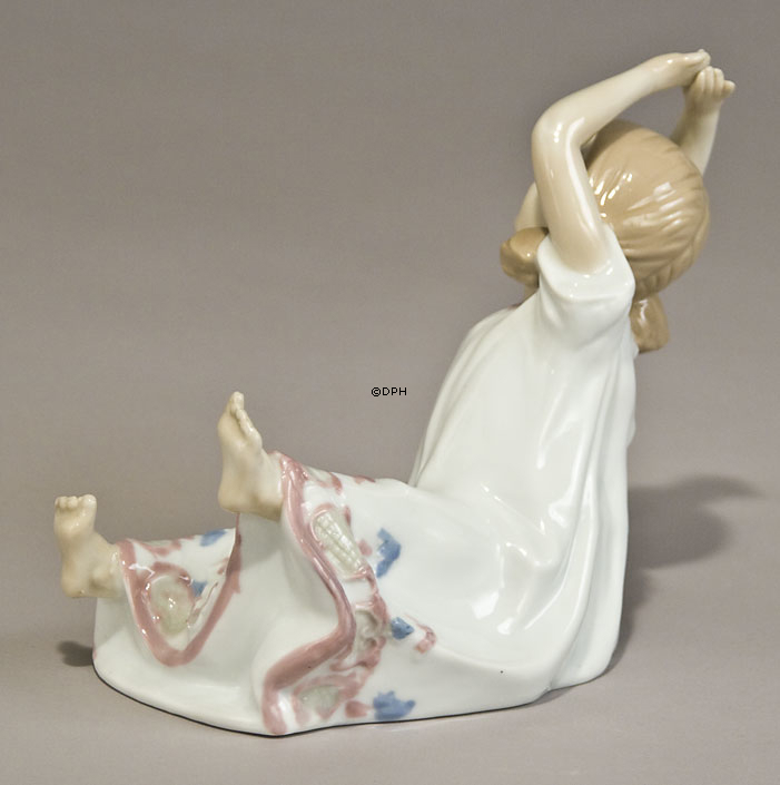 Mädchen mit Kätzchen, die zusammen ausdehnt