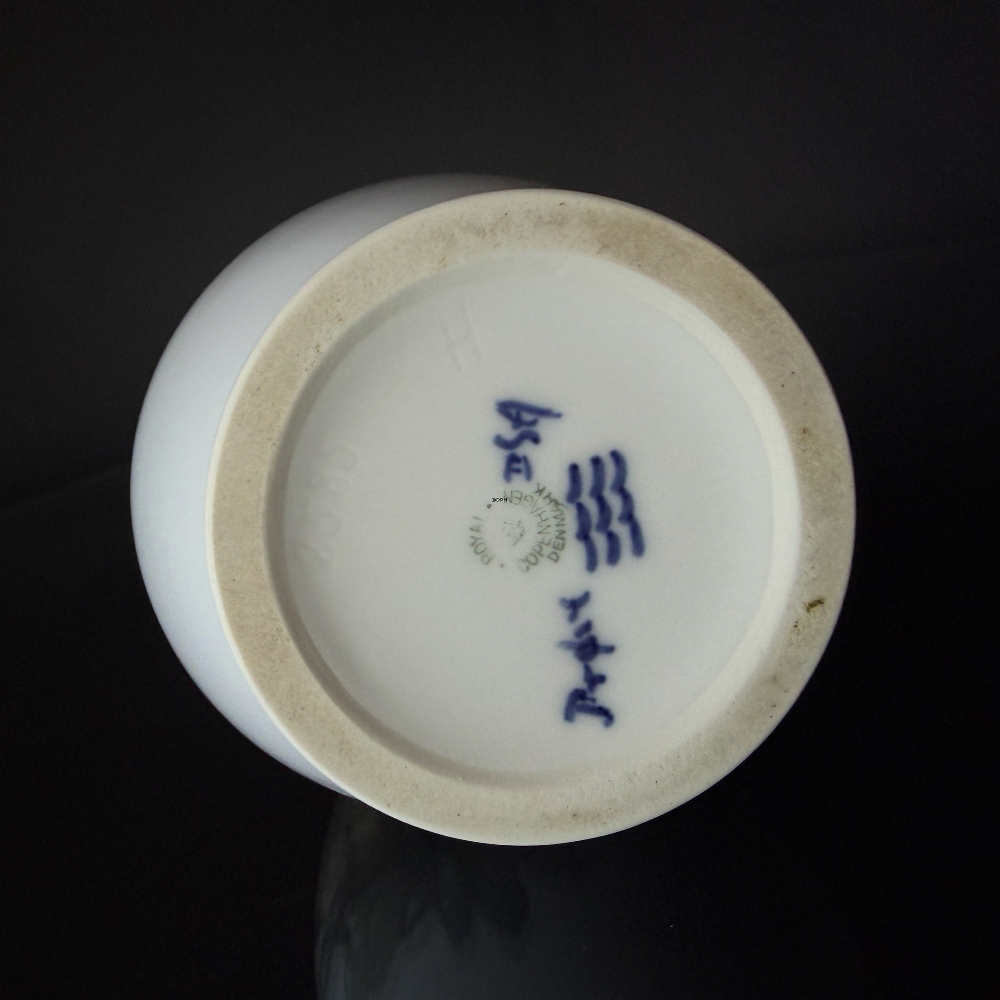 Vase mit Blumen und Schmetterling, einzigartige, signiert SA "Sample" Royal Copenhagen