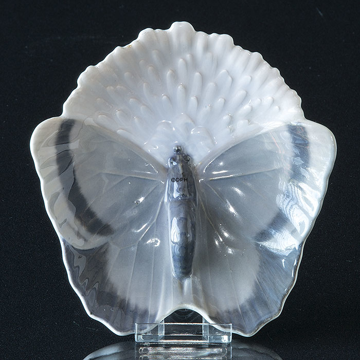 Jugendstil Schale mit Nachtfalter, Royal Copenhagen Nr. 10-16 (fachmännisch repariert)