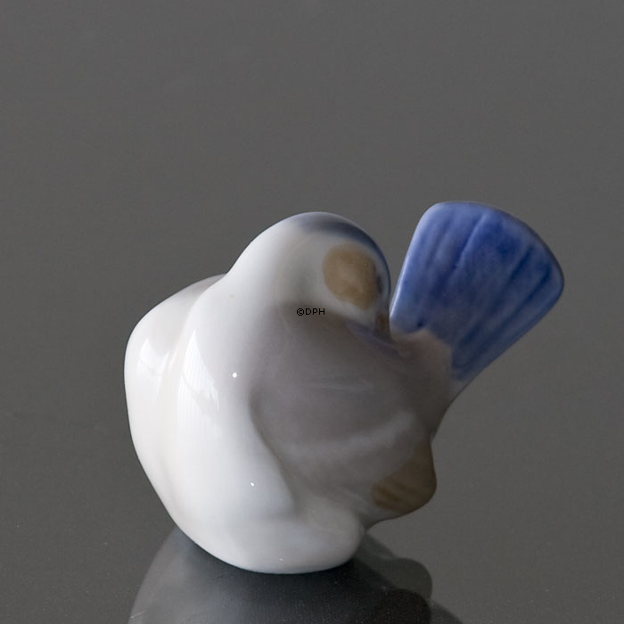 Fink putzt seine Flügel, Royal Copenhagen Vogelfigur Nr. 1041