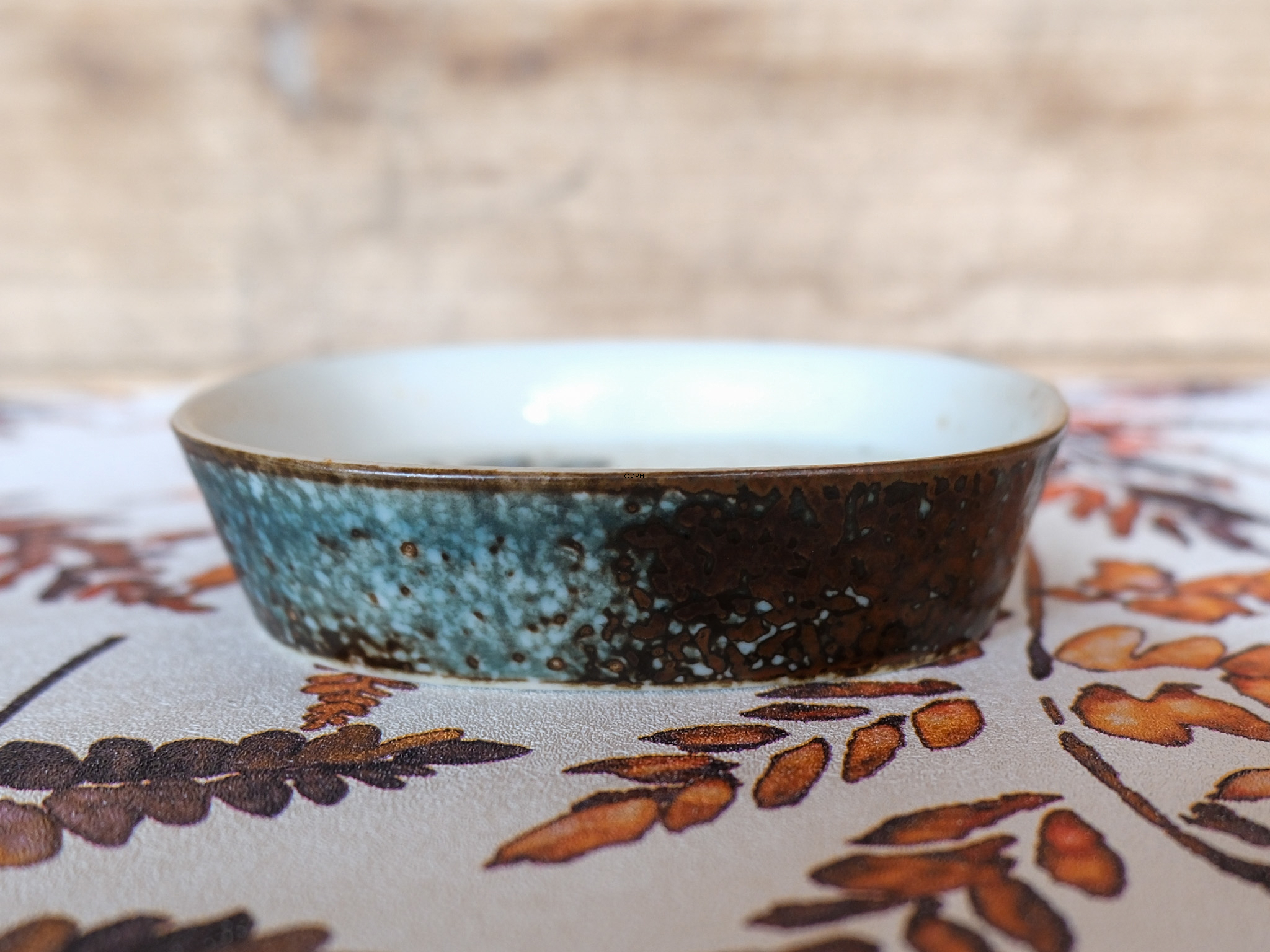 Diana Fayence-Schale mit Schmetterlingen, Royal Copenhagen Nr. 1047-5302