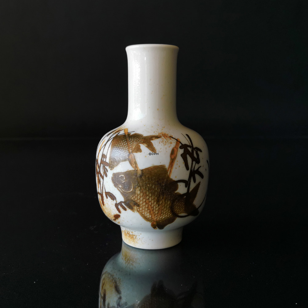 Diana Fayencevase mit Fisch von Nils Thorssen, Royal Copenhagen Nr. 1063-5367