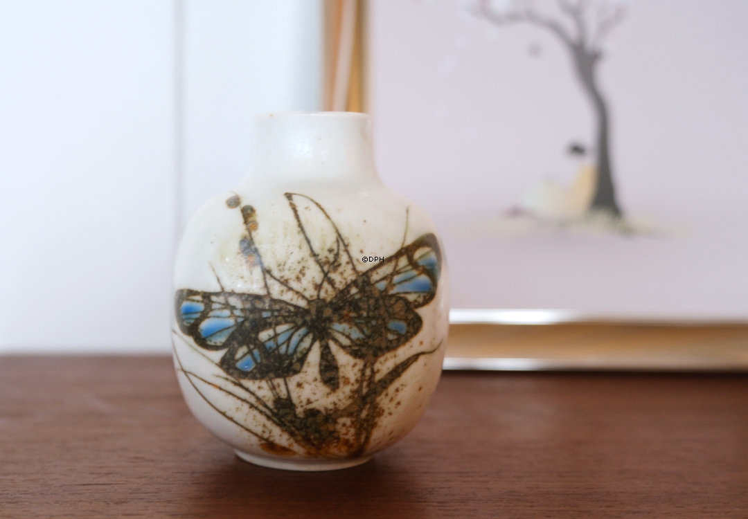 Diana Fayence-Vase mit Schmetterlingen, Royal Copenhagen Nr. 1069-5376