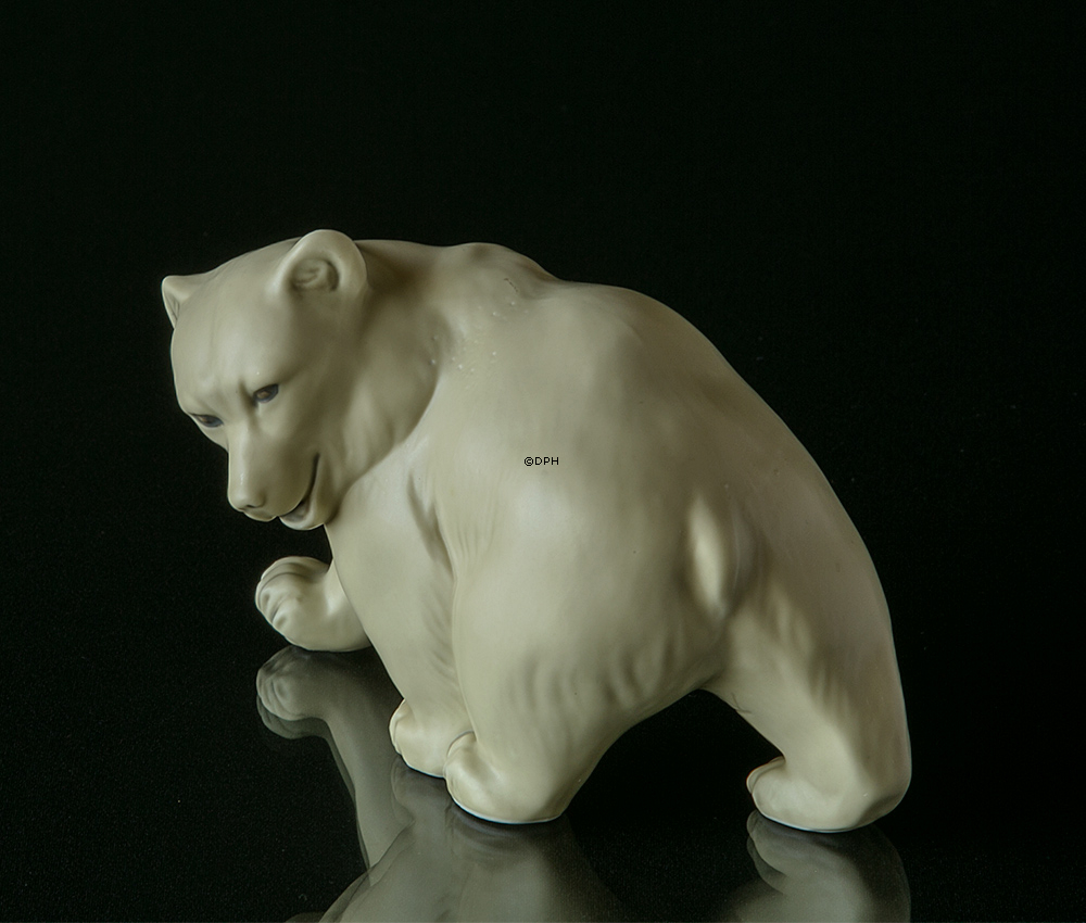 Eisbär geht und schaut zur Seite, Royal Copenhagen Figur Nr. 107-122