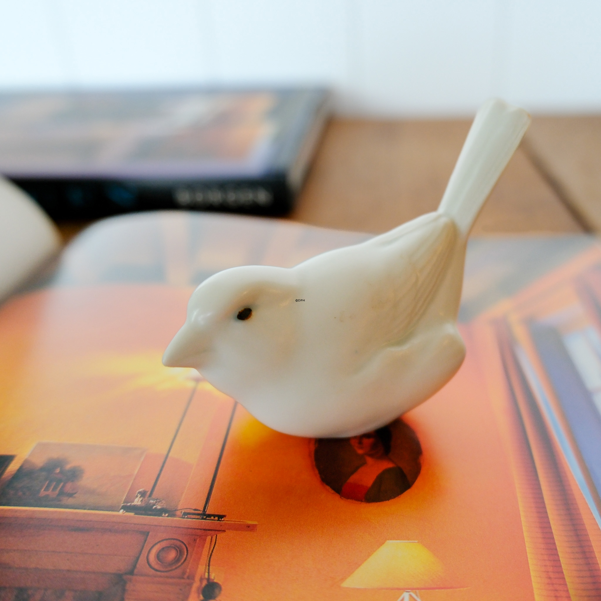 Sperling, Royal Copenhagen Vogelfigur Nr. 1081  Weißes Steinzeug mit Braunen Augen