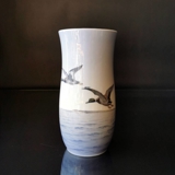 Vase mit fliegender Ente über den Wellen, Royal Copenhagen Nr. 1087-67, art noveau (1889-1922)