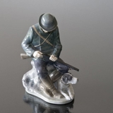 Jäger mit Hund, der seine Schrotflinte lädt, Royal Copenhagen Figur Nr. 084 oder 1087