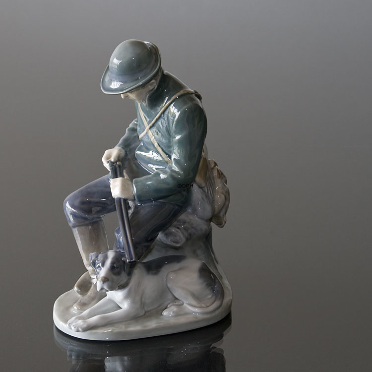 Jäger mit Hund, der seine Schrotflinte lädt, Royal Copenhagen Figur Nr. 084 oder 1087