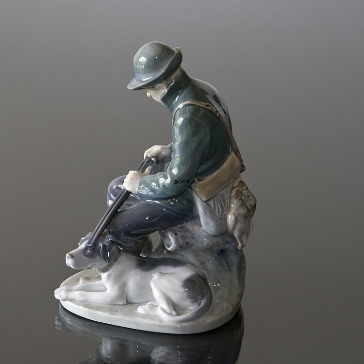 Jäger mit Hund, der seine Schrotflinte lädt, Royal Copenhagen Figur Nr. 084 oder 1087
