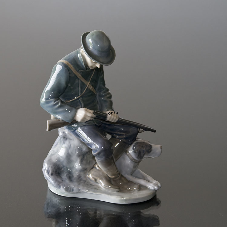 Jäger mit Hund, der seine Schrotflinte lädt, Royal Copenhagen Figur Nr. 084 oder 1087