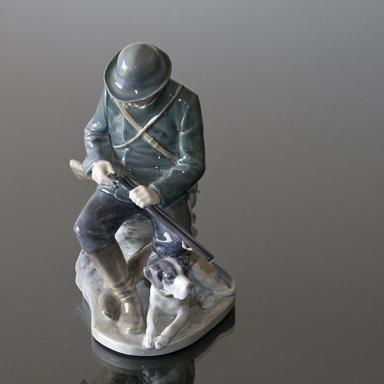 Jäger mit Hund, der seine Schrotflinte lädt, Royal Copenhagen Figur Nr. 084 oder 1087