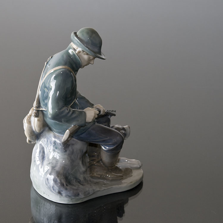 Jäger mit Hund, der seine Schrotflinte lädt, Royal Copenhagen Figur Nr. 084 oder 1087