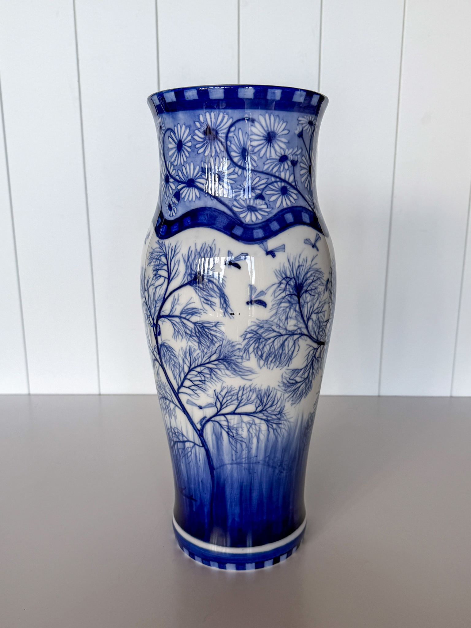 Unikat Royal Copenhagen Vase mit Blumen und Bienen, gemalt von Hans Henrik Schou um 1910