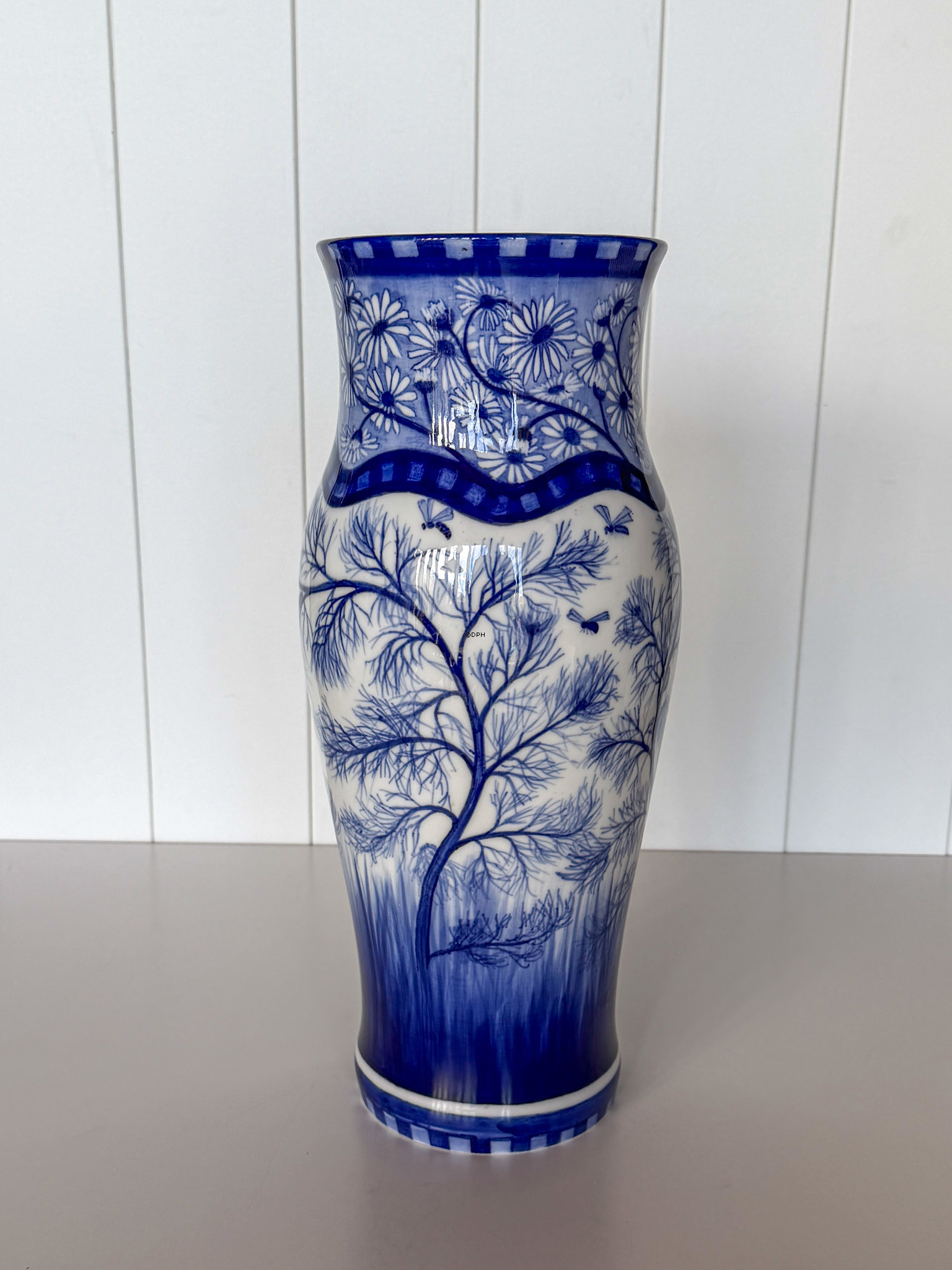 Unikat Royal Copenhagen Vase mit Blumen und Bienen, gemalt von Hans Henrik Schou um 1910