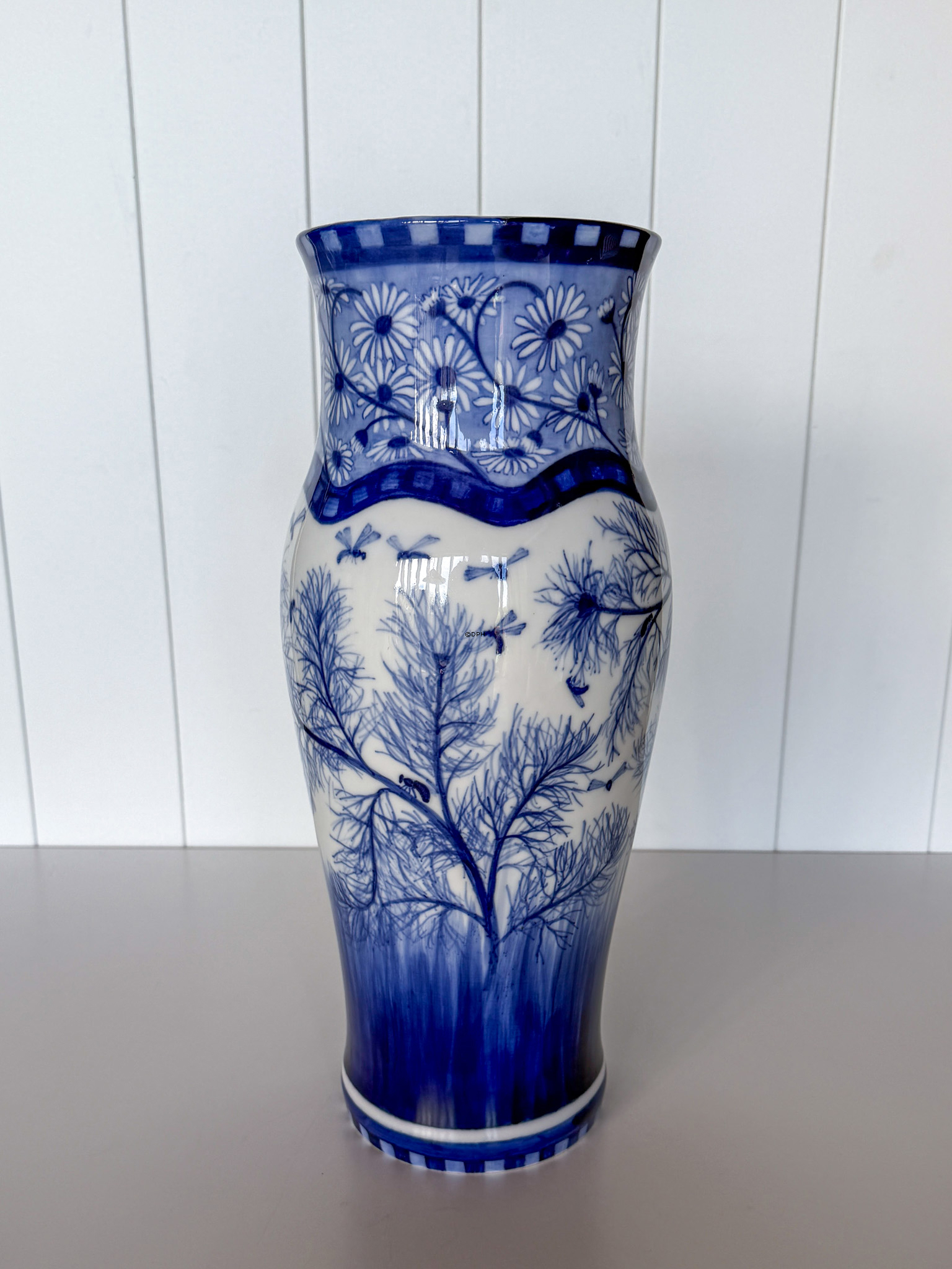 Unikat Royal Copenhagen Vase mit Blumen und Bienen, gemalt von Hans Henrik Schou um 1910