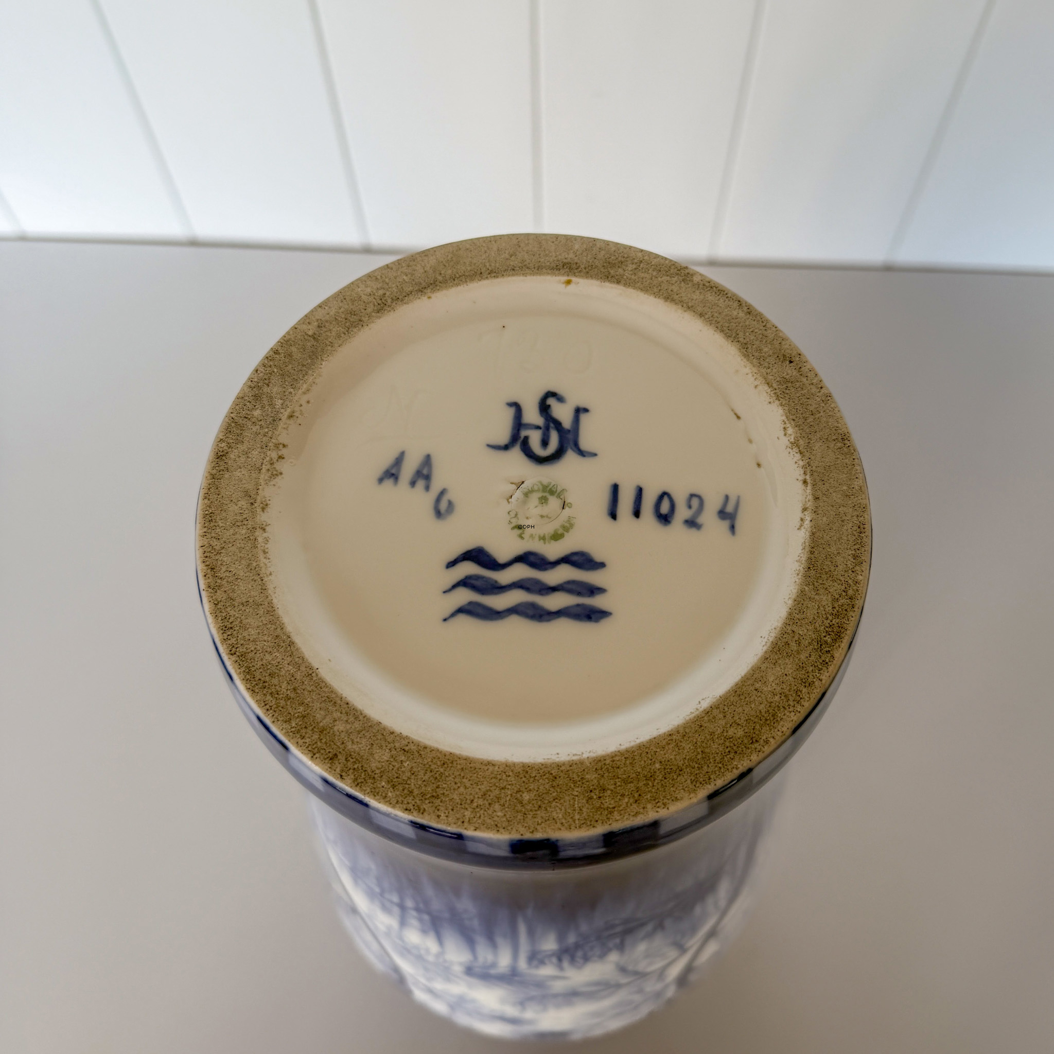 Unikat Royal Copenhagen Vase mit Blumen und Bienen, gemalt von Hans Henrik Schou um 1910