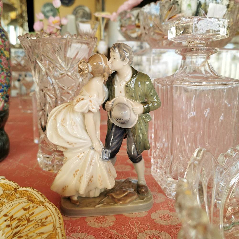 Die Prinzessin und der Schweinehirt küssen, Royal Copenhagen Figur Nr. 1114