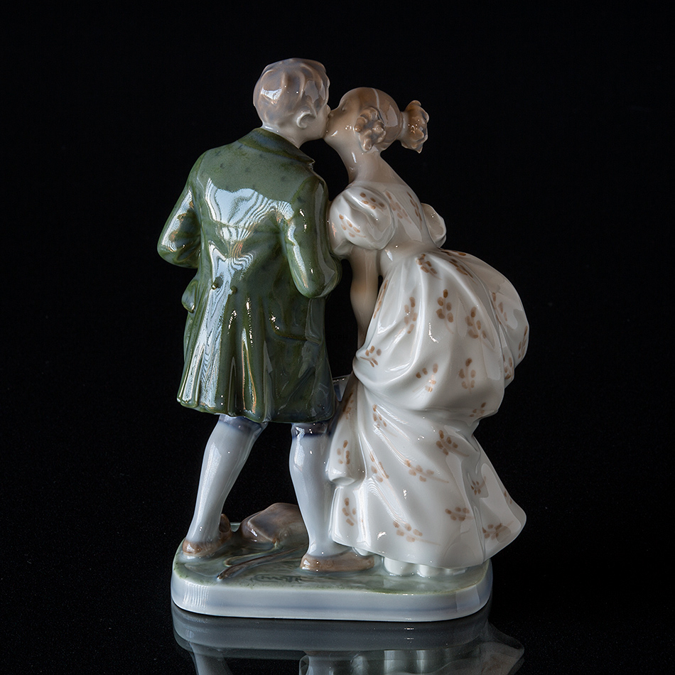 Die Prinzessin und der Schweinehirt küssen, Royal Copenhagen Figur Nr. 1114