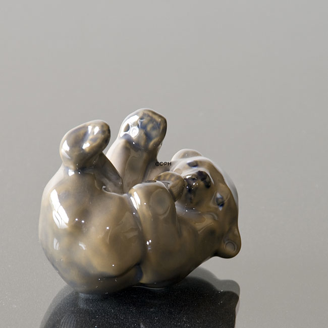 Braunbär liegt und spielt mit seinem Fuß, Royal Copenhagen Figur Nr. 1124