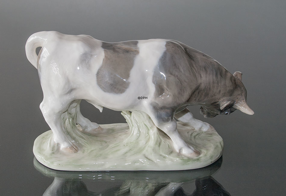 Stier bereit für Angriffslauf, Royal Copenhagen Figur Nr. 1195