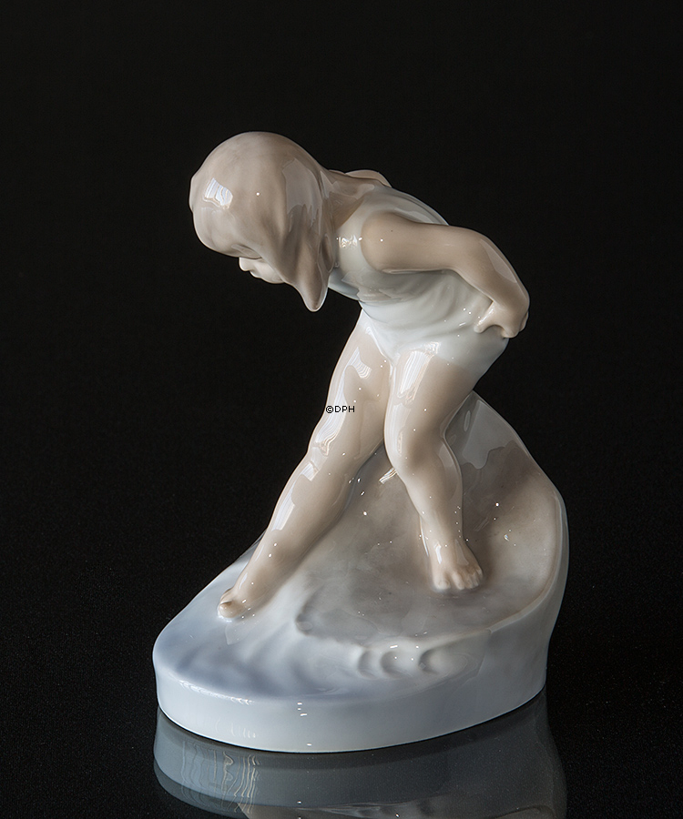 Badendes Mädchen, Das Wasser ist so kalt, Royal Copenhagen Figur Nr. 1229