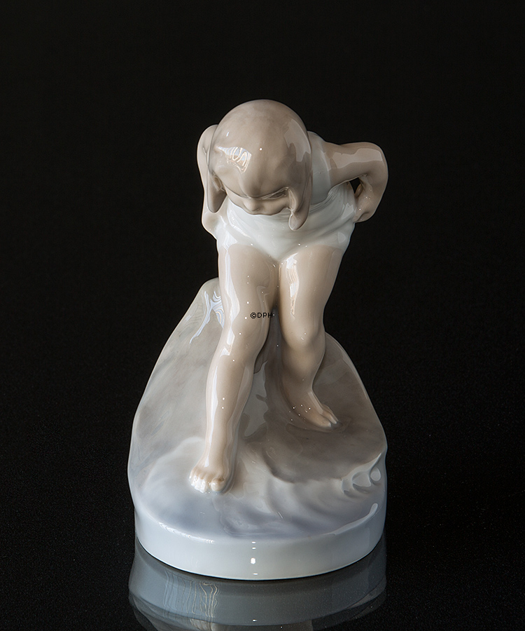 Badendes Mädchen, Das Wasser ist so kalt, Royal Copenhagen Figur Nr. 1229